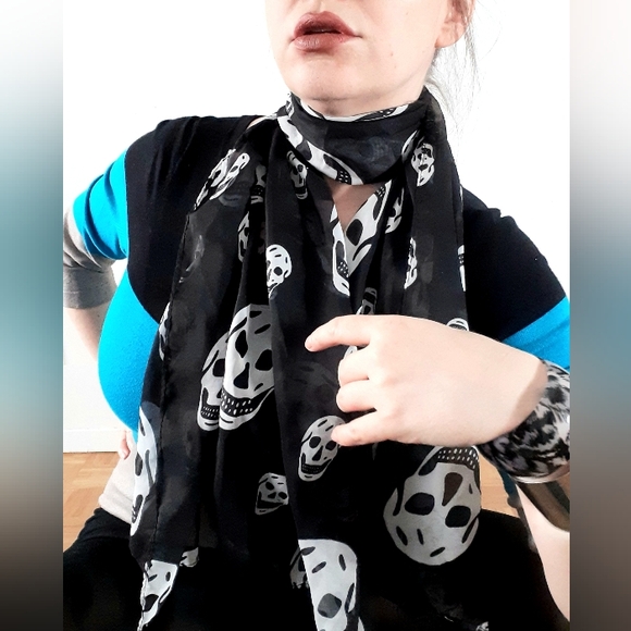 2/$20! Sheer silk skull printed scarf, large but lightweight - Picture 6 of 6